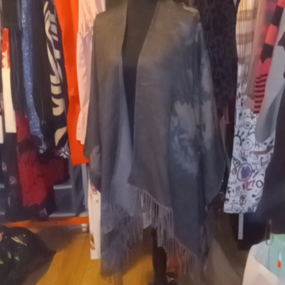 Accessory Poncho/ cardigan - Picture 1 of 4